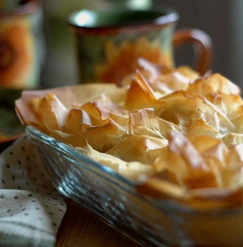 Пирог из теста фило с курицей, клюквой и сыром бри