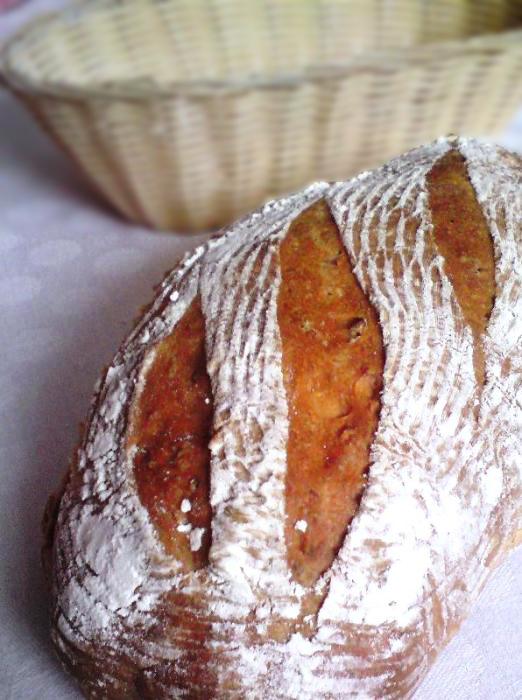 Хлеб с семечками и сушеными помидорами