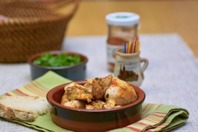 Жареные куриные бедрышки с хрустящими чесночными чипсами