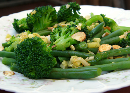 Брокколи и зеленая фасоль в чесночно-имбирном соусе