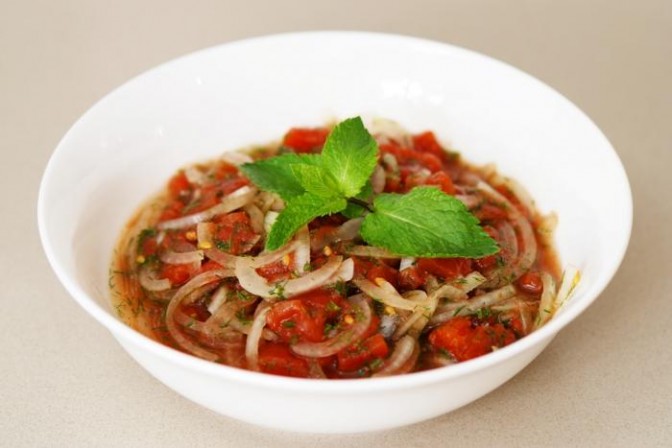 Маринованный лук с помидорами