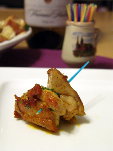 Жареные куриные бедрышки с хрустящими чесночными чипсами