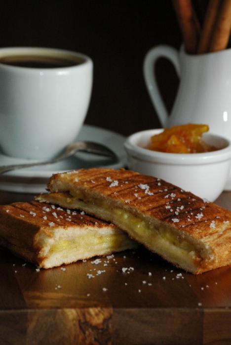 Крок-месье с бананом, корицей и флер-де-сель