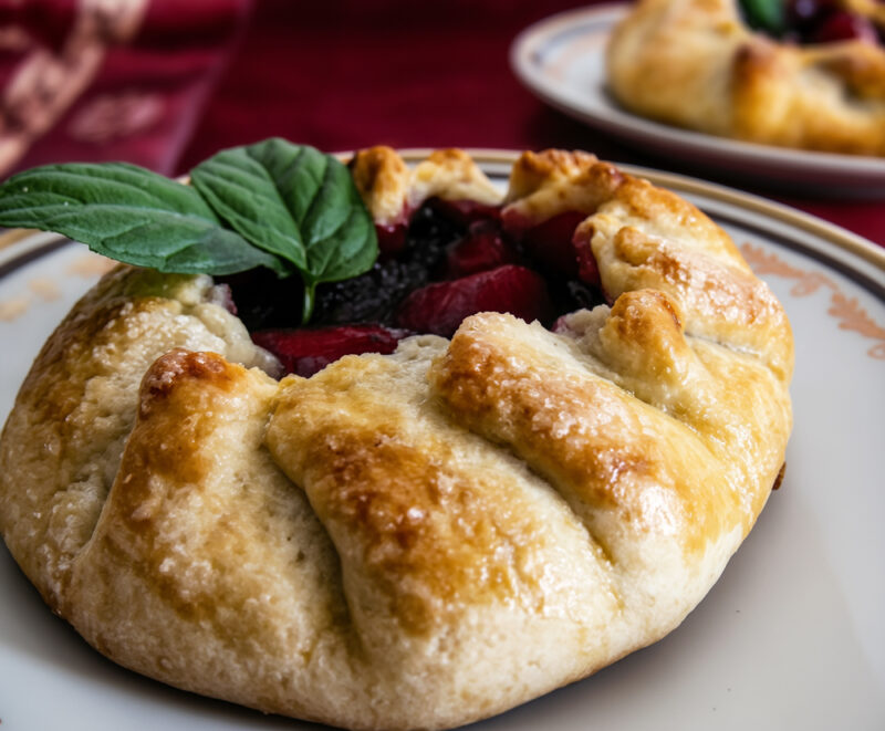 Галеты с ежевикой и яблоками (Blackberry Apple Galettes)
