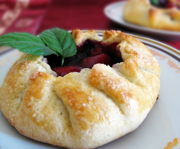 Галеты с ежевикой и яблоками (Blackberry Apple Galettes)