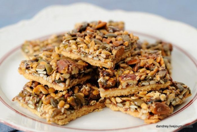 Пирожные из песочного теста с семечками и орехами в карамели