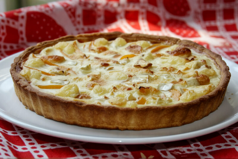 Открытый пирог с персиками и сыром бри