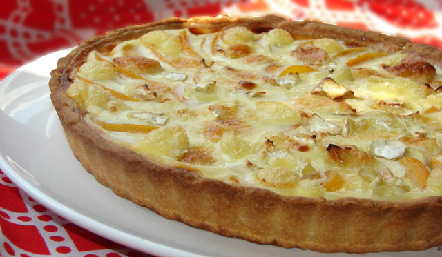 Открытый пирог с персиками и сыром бри