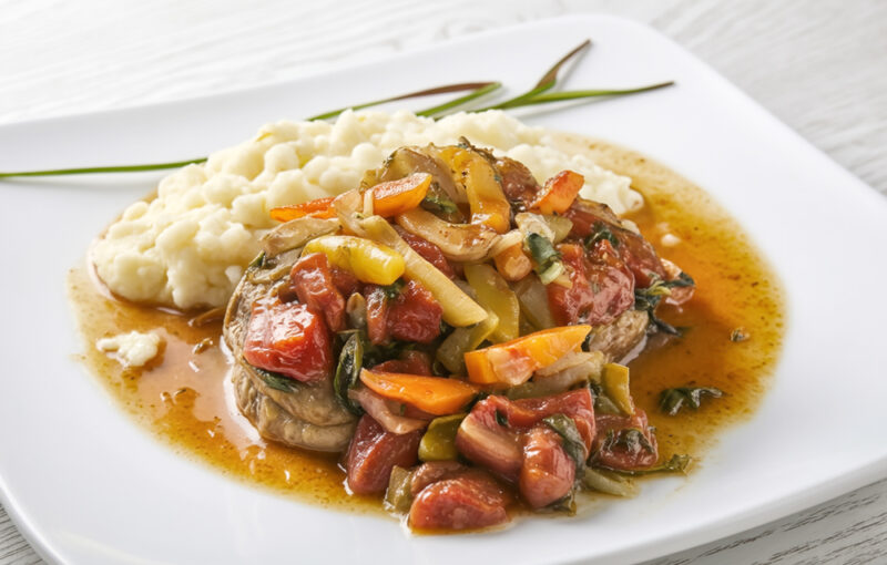 Телячьи ножки по-милански (Ossobuco alla milanese) с томатами