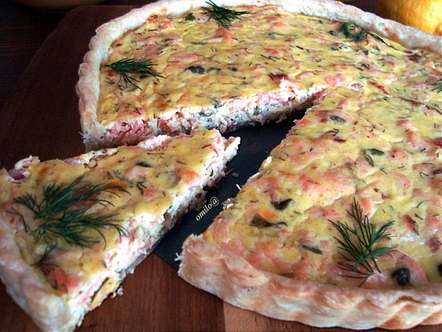 Тарт с копченым лососем, укропом и хреном