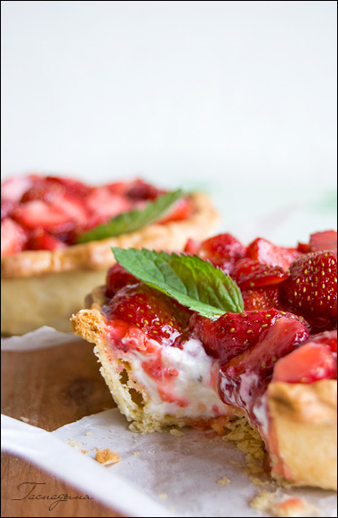 Тарт с белым шоколадом и двойной клубникой