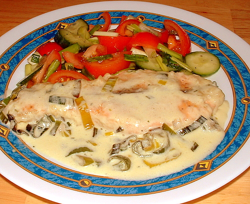 Рыба в сливочном соусе с луком-пореем