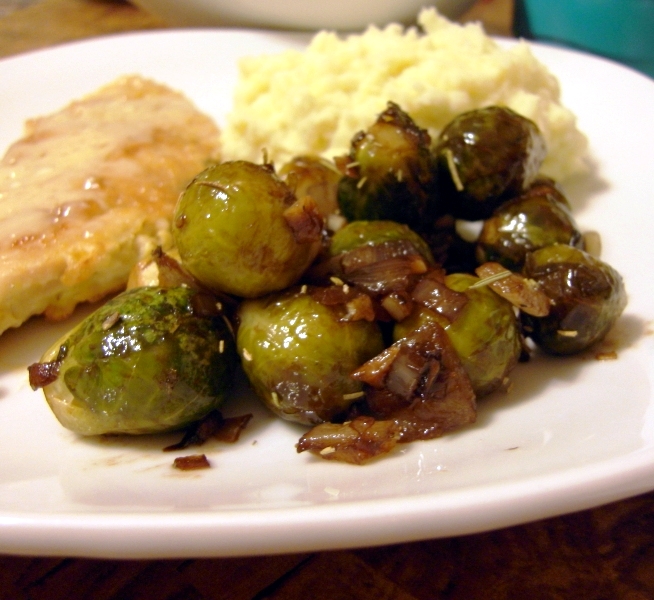 Брюссельская капуста, глазированная бальзамическим уксусом