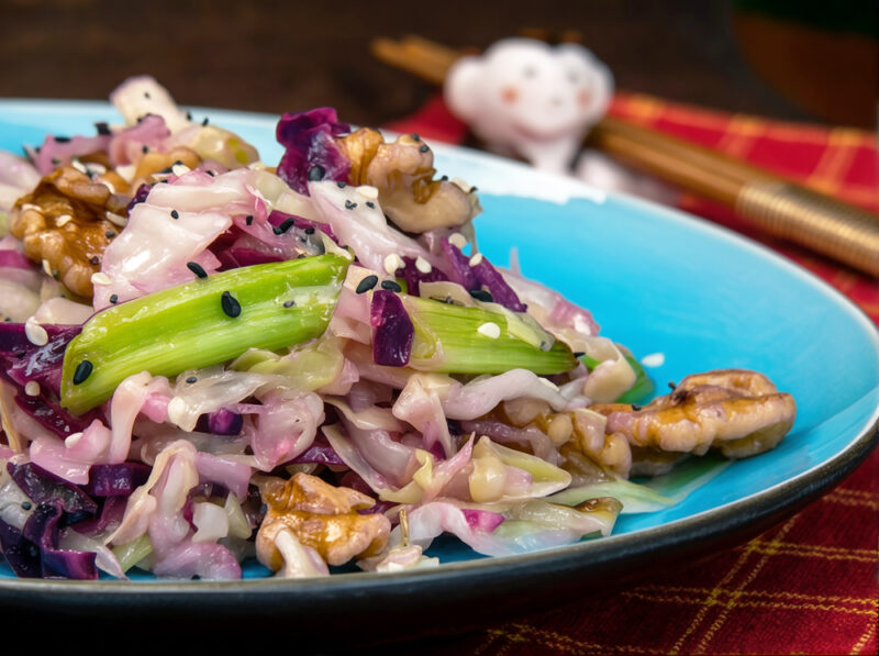 Капуста, жаренная с грецкими орехами (Cabbage & Walnut Stir-Fry)