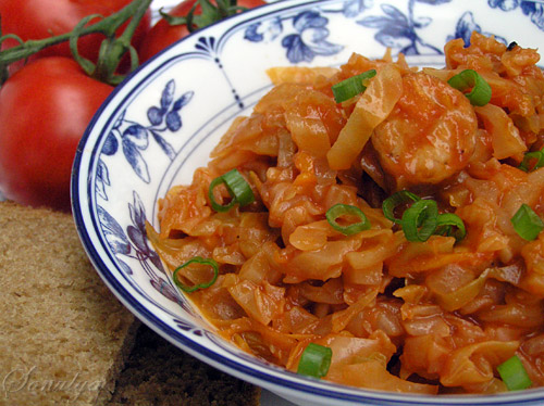 Капуста, тушенная с томатами