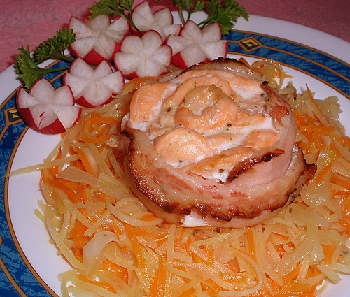 Роза из лосося на овощной подушке