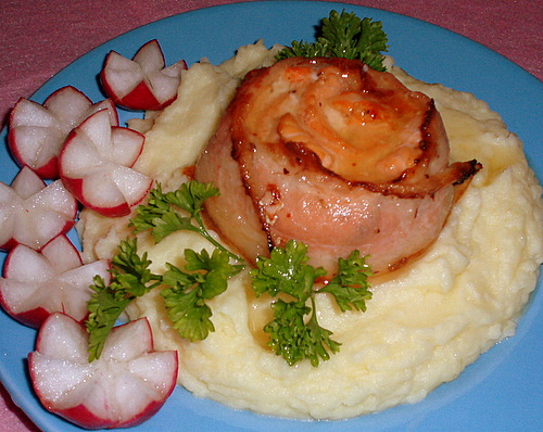 Роза из лосося на овощной подушке