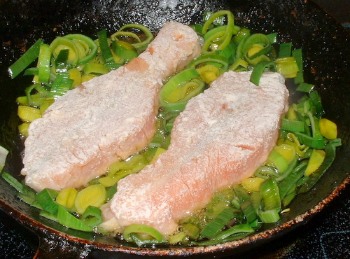 Рыба в сливочном соусе с луком-пореем