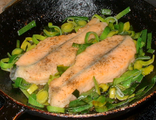 Рыба в сливочном соусе с луком-пореем