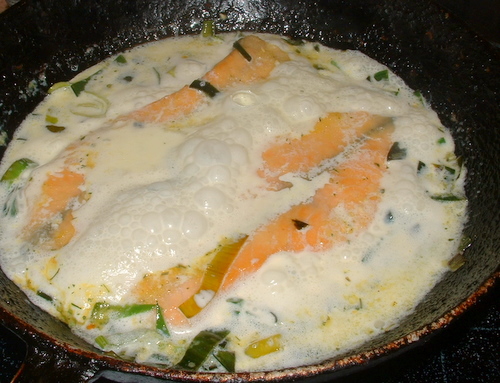 Рыба в сливочном соусе с луком-пореем