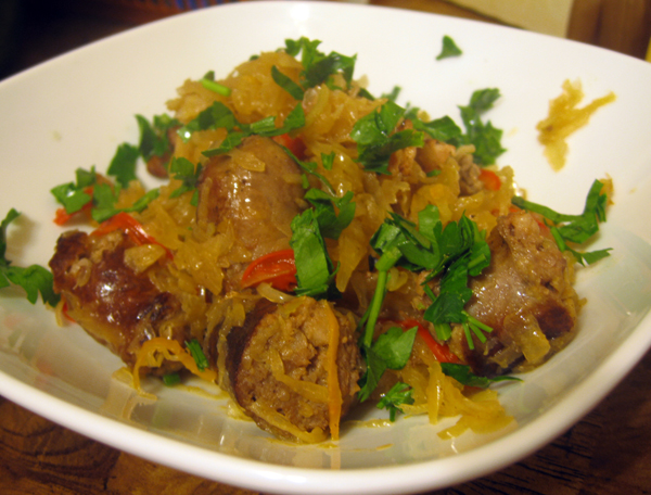 Тушеная квашеная капуста с колбасками