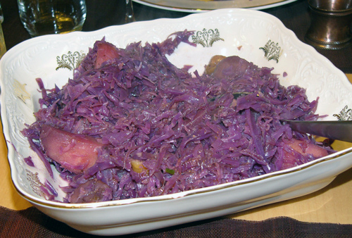 Тушеная краснокочанная капуста с яблоками и каштанами