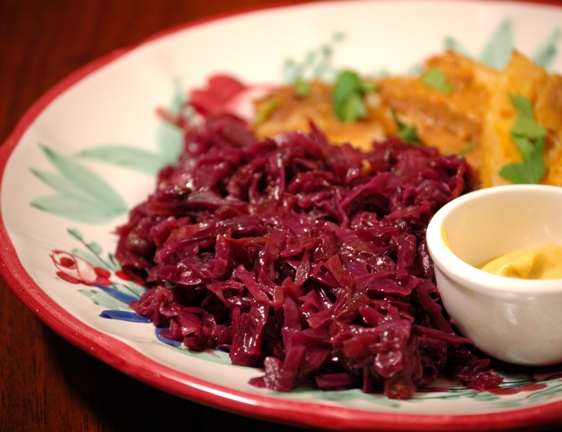 Тушеная красная капуста