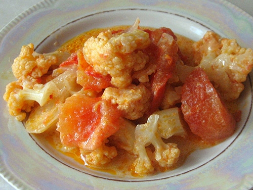 Цветная капуста, тушенная в сметане с луком и помидорами