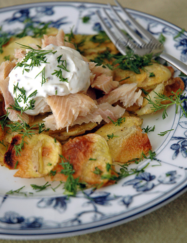 Картофельный салат с копченой форелью