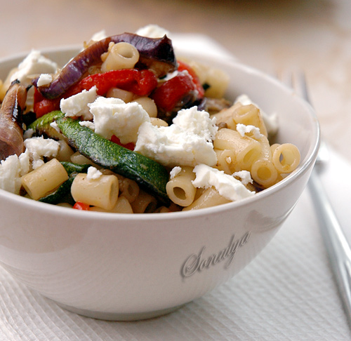 Макаронный салат с запеченными овощами