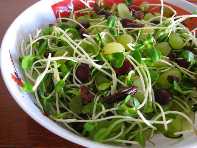 Пикантный салат с виноградом