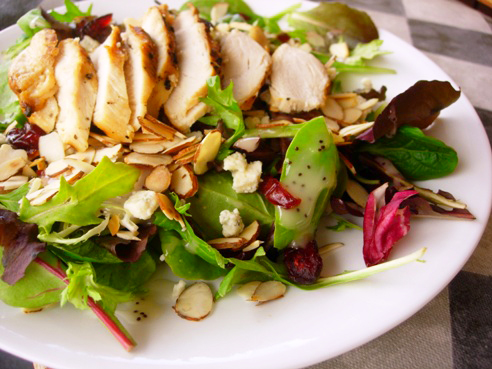 Салат с горгонзолой, клюквой и орехами