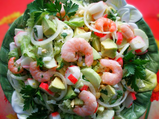 Салат с крабом, креветками и авокадо