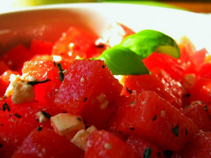 Салат из арбуза с рассольным сыром и мятой