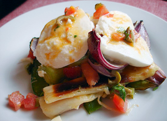 Салат из грилованного лука с моцареллой