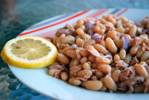 Салат из белой фасоли с тунцом