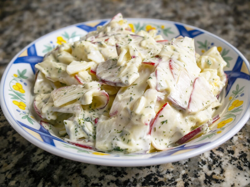 Салат из редиски со сметаной и желтком