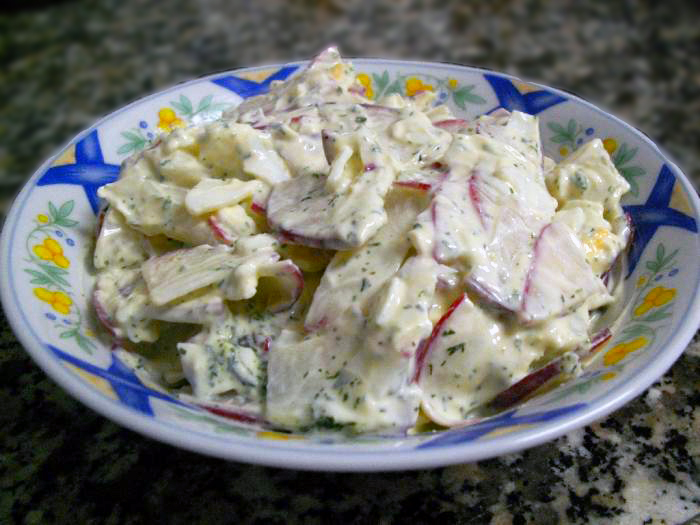 Салат из редиски со сметаной и желтком