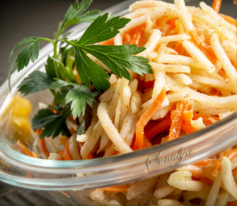 Салат из кольраби и морковки по-турецки