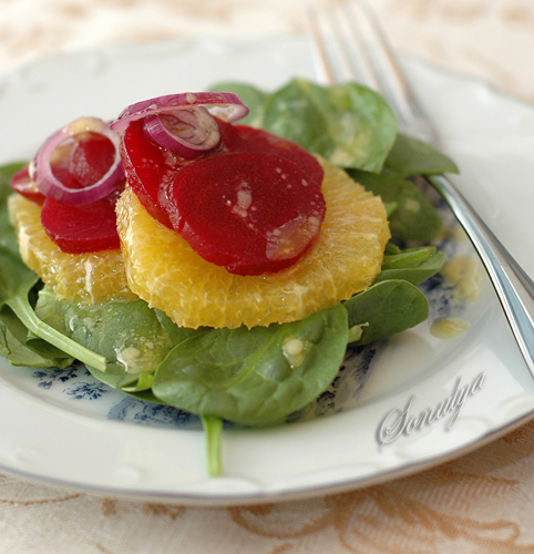 Салат из шпината со свеклой и апельсином