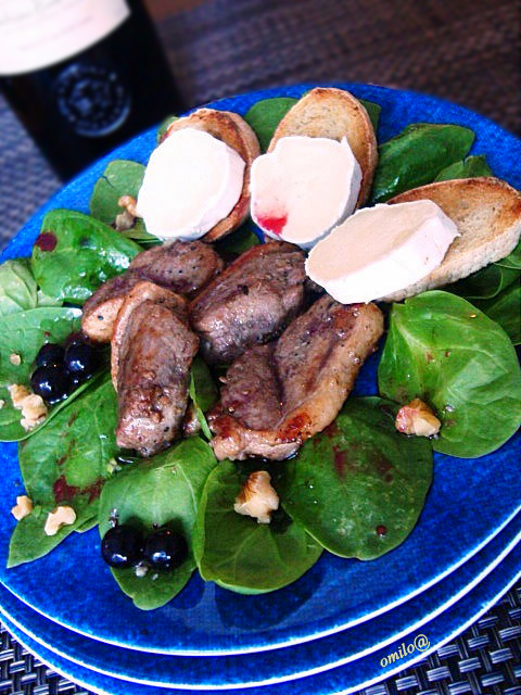 Салат с утиной грудкой, тостами с сыром и соусом из портвейна и черной смородины