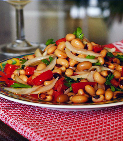 Фасолевый салат с маринованным луком