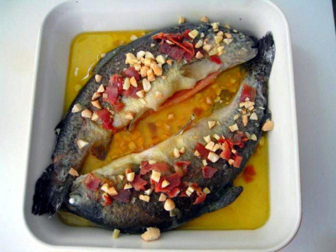 Форель с миндалем и ветчиной