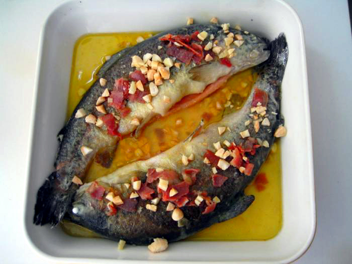 Форель с миндалем и ветчиной