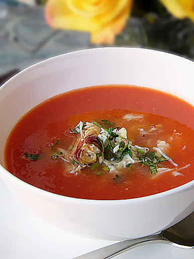 Суп с арбузом, крабом и тайскими специями (Thai-spiced Watermelon Soup with Crabmeat)