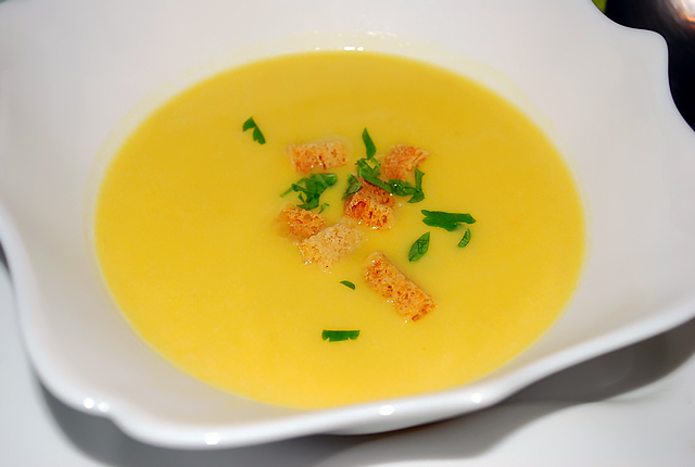 Чесночный суп-крем с шафраном