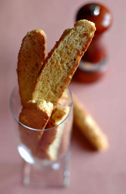 Бискотти с пармезаном и черным перцем