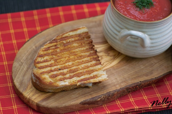 Томатный суп с грилованными сэндвичами с сыром