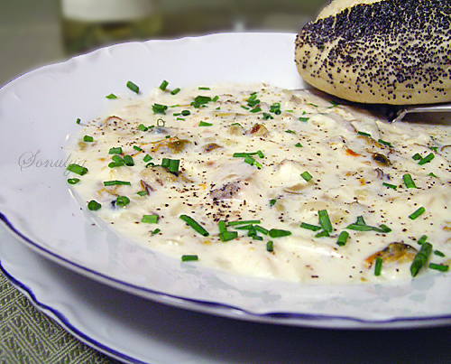 Чаудер с рыбой и мидиями