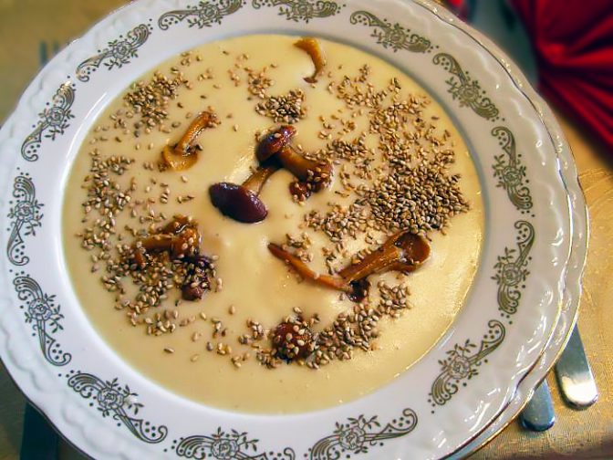Суп-пюре из картофеля с жареными грибами и кунжутом